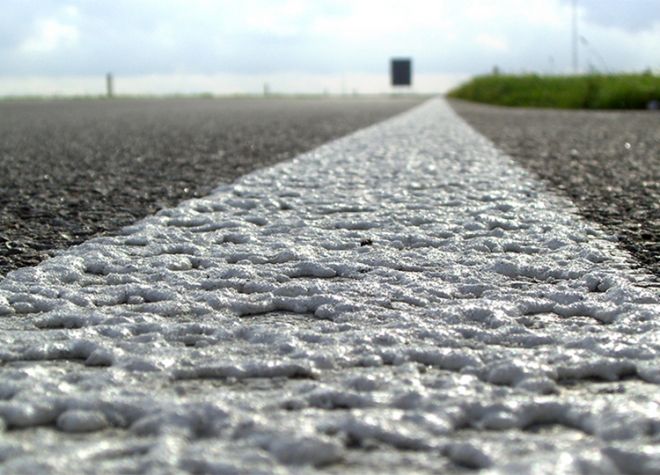 witte markering Triflex op de grond